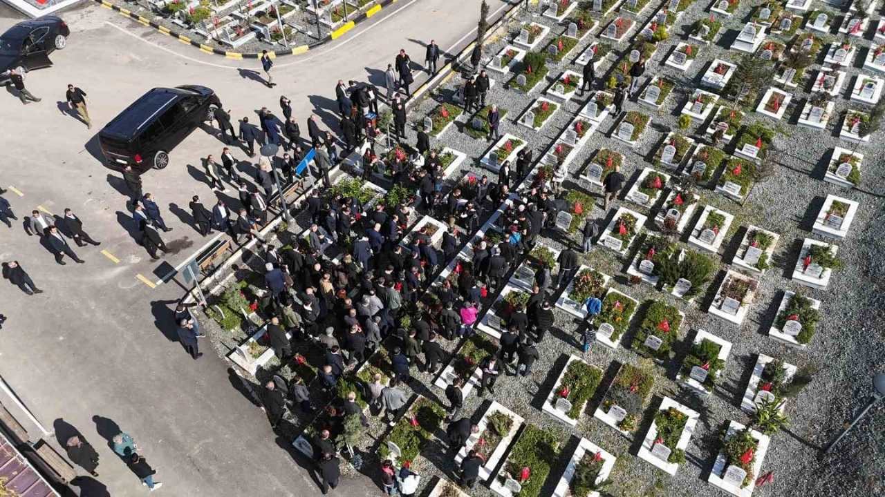 Özgür Özel’den 30 Araçlık Konvoyla Deprem Mezarlığına Ziyaret (1)