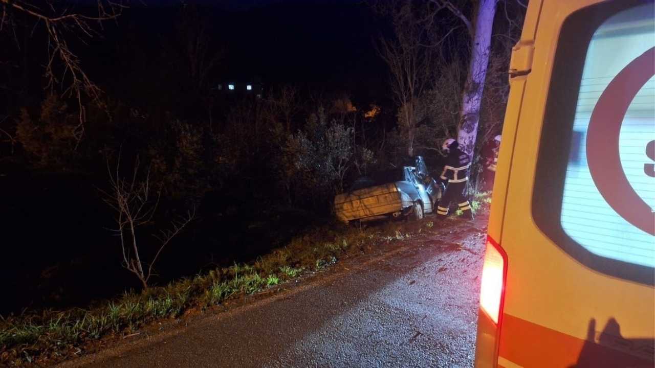 Şarampole Devrilen Otomobil Hurdaya Döndü (2)