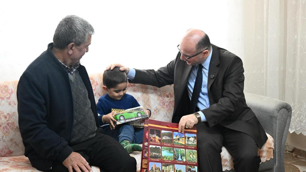 Sizler Bize Emanetsiniz Vali Serdengeçti’den Şehit Ailesine Anlamlı Ziyaret (1)