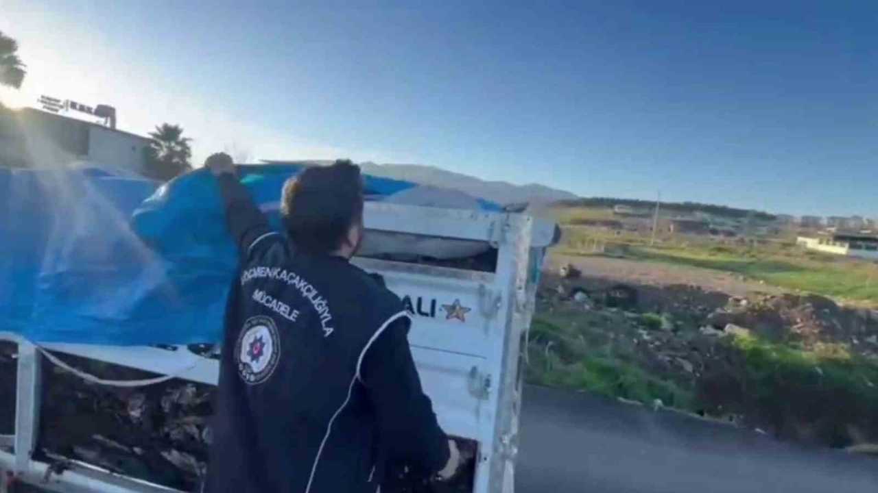 Üzeri Hayvan Dışkısıyla Kapatılan Kamyonetin Gizli Bölmesinden 19 Kaçak Göçmen Çıktı (2)