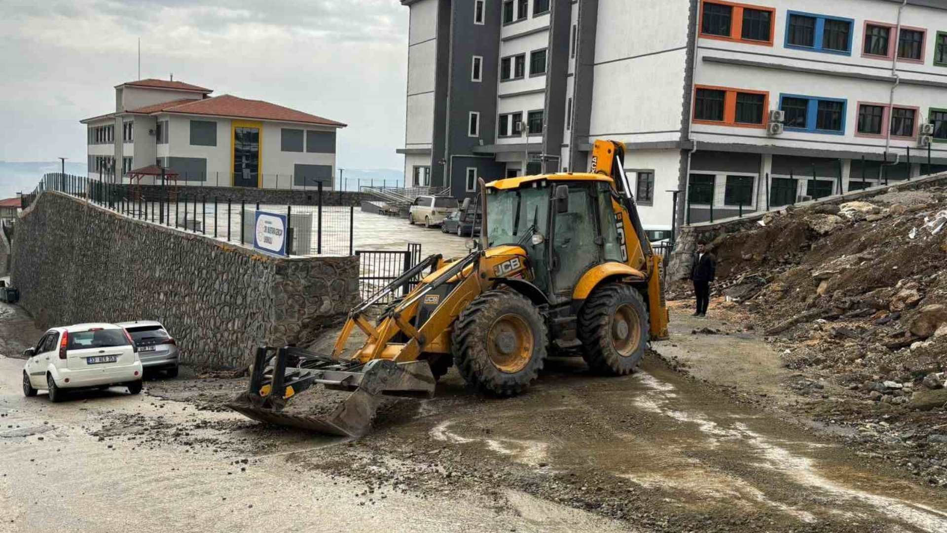 Vatandaş ‘Zor Olamaz’ Diye Paylaştı, Hatay Büyükşehir Belediyesi Öğrencilerin Okul Yolunu Temizledi (2)