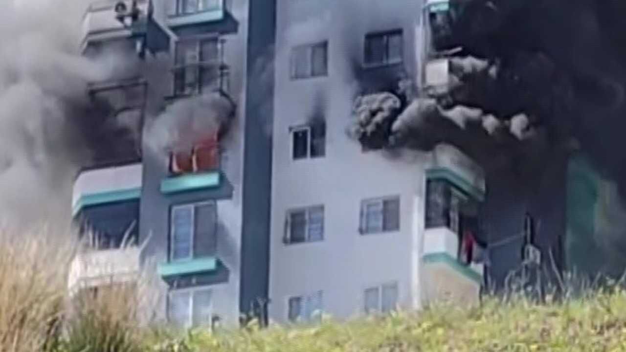 Adana’da 10’Uncu Kat Yangında Polis Havaya Ateş Açtı (2)