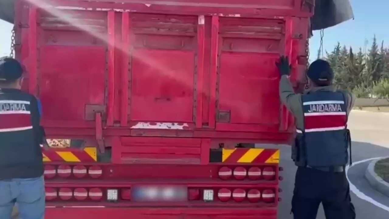 Adana’da 2 Bin Litre Kaçak Alkol Ele Geçirildi (2)