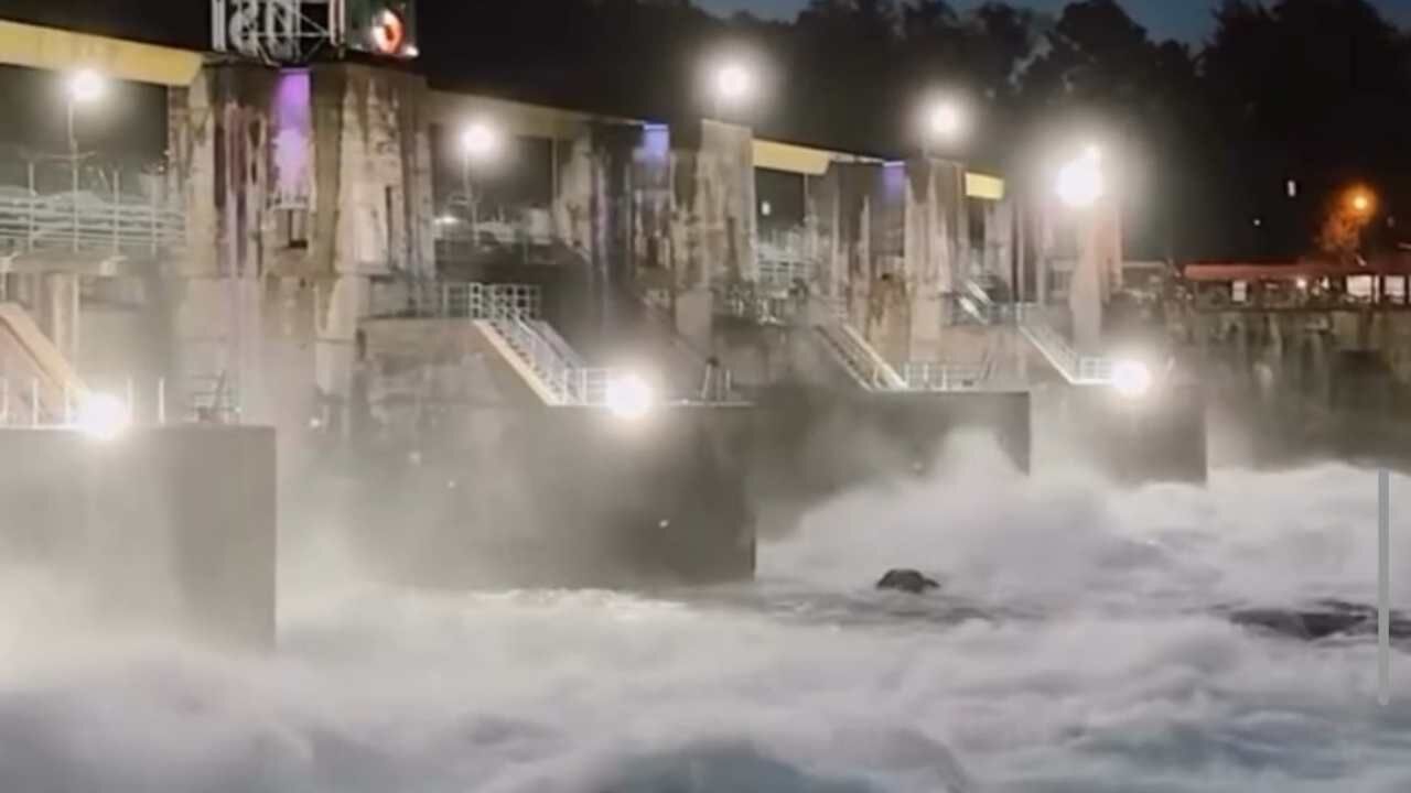 Adana’da Barajlar Doldu Kapaklar Kontrollü Açıldı (2)