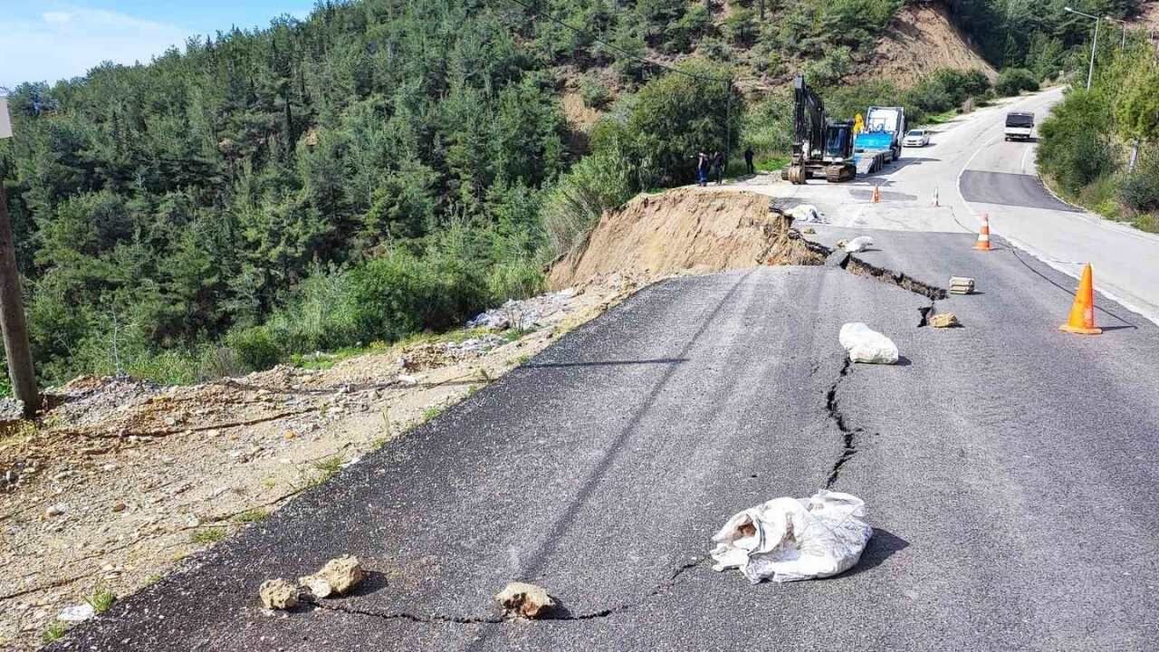 Adana’da Heyelan Yol Çöktü, Su Hattı Zarar Gördü (1)-1