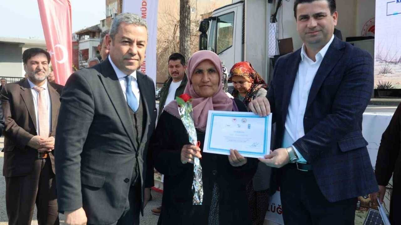 Adana’da Konargöçer Kadınlara Taşınabilir Güneş Enerjisi Desteği (1)
