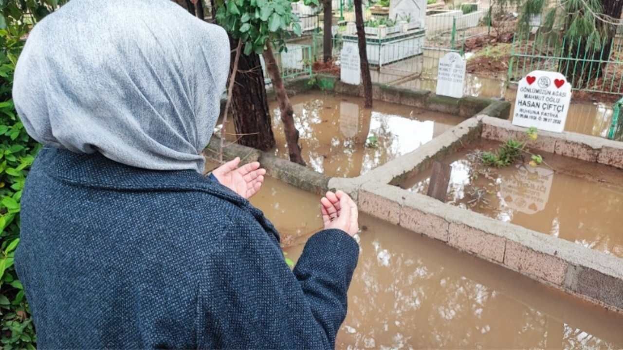 Adana’da Mezarlık Sular Altında Kaldı Ziyaretçiler Zorlandı (1)