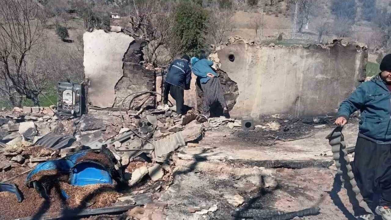 Adana’da Yanan Evden Parasını Kurtarmak Isterken Ağır Yaralandı (2)