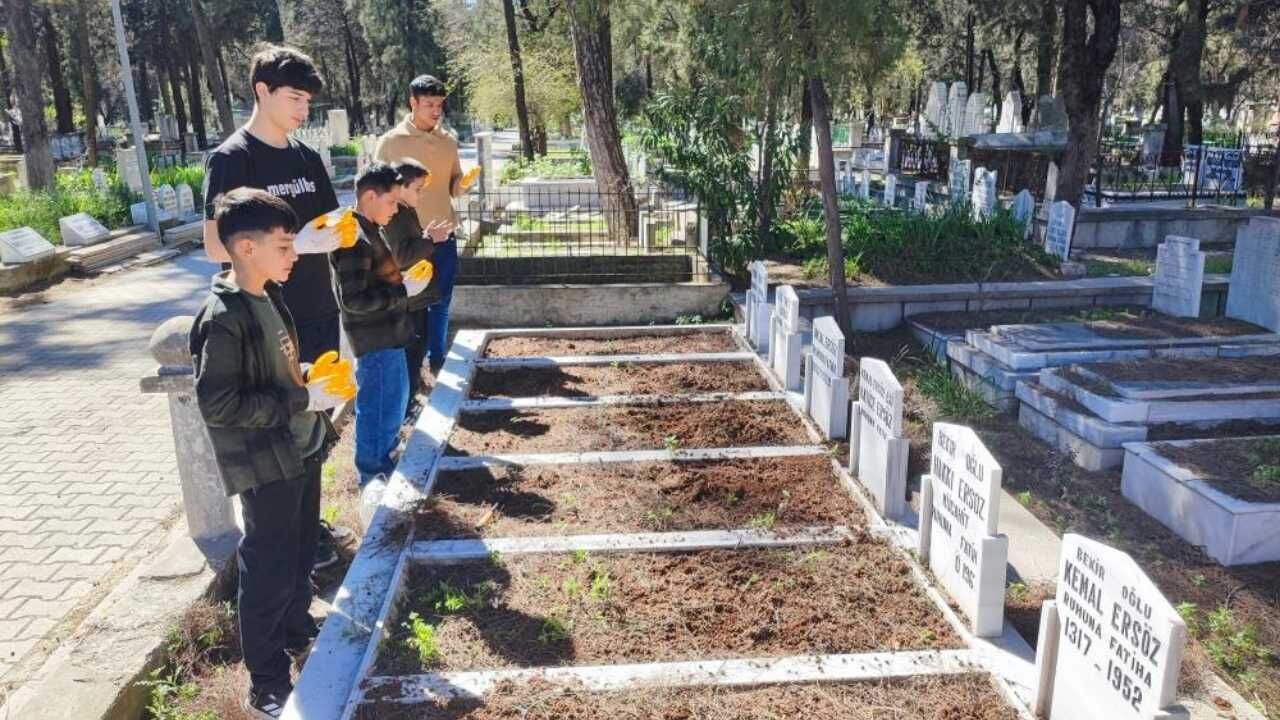 Anneannelerinin Öğüdüyle Binlerce Mezarı Temizlediler (2)