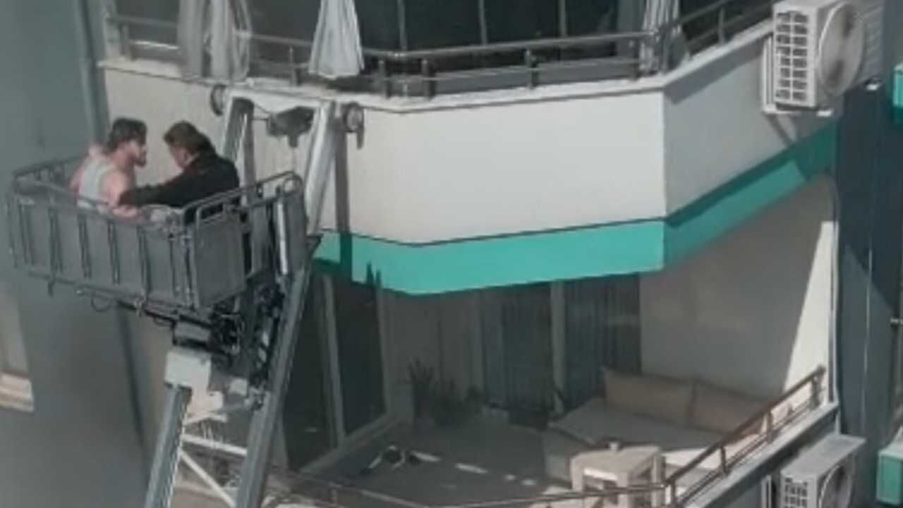 Annesi Tarafından Terk Edilen Genç, Yangında Mahsur Kalan Bebeği Kurtardı (2)