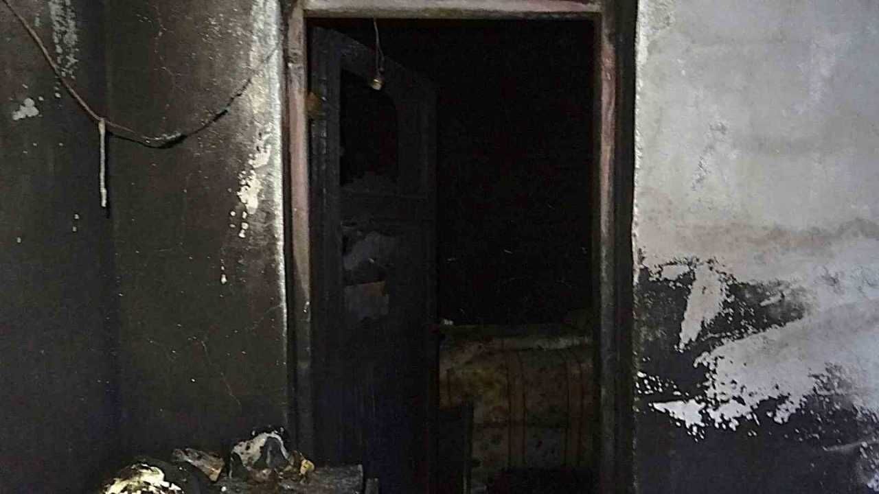 Arsuz’da Çıkan Yangında Ailenin 50 Yıllık Hatıraları Kül Oldu (1)