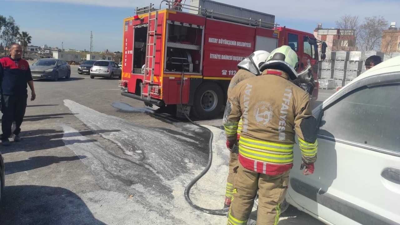 Arsuz’da Park Halindeki Araçta Yangın (2)