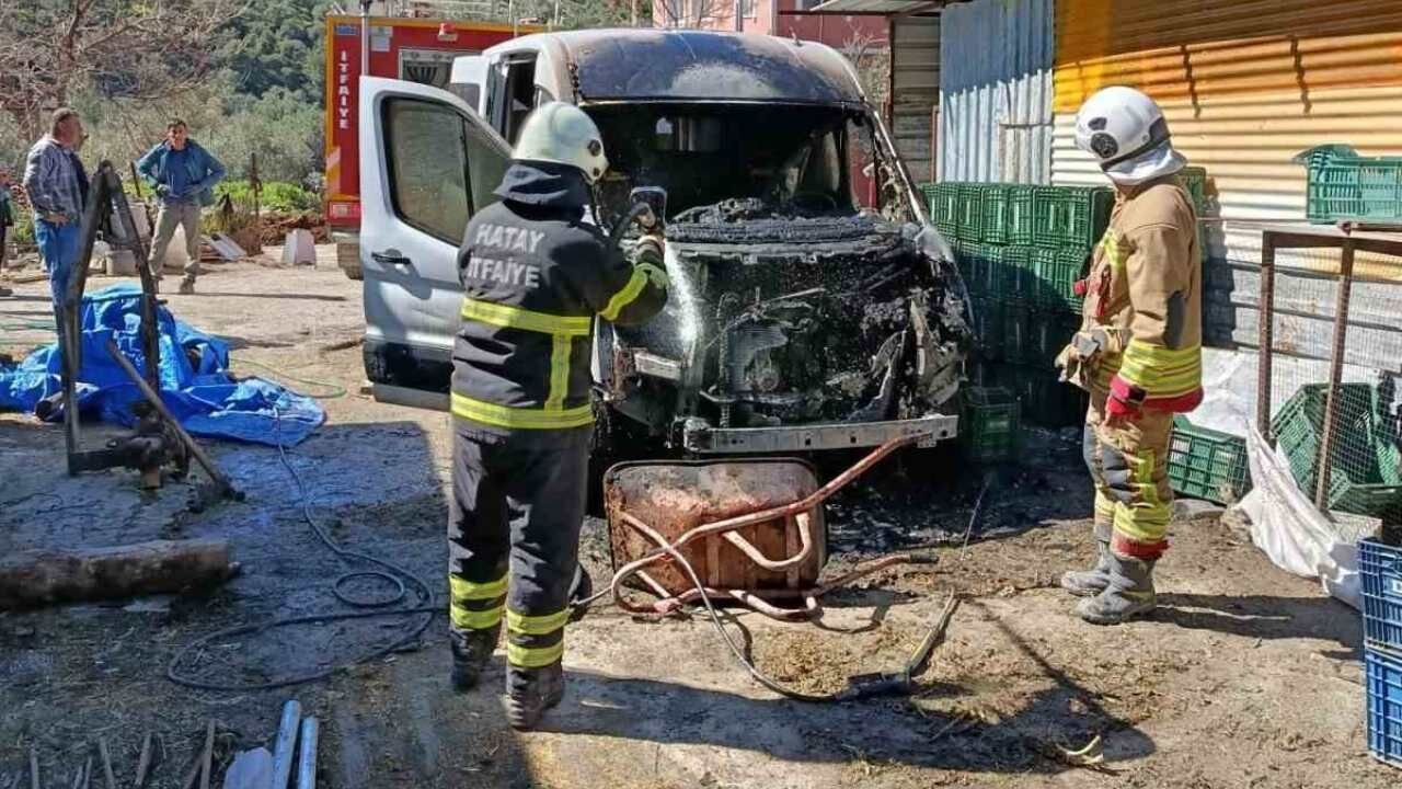 Arsuz’da Park Halindeki Minibüste Yangın (1)