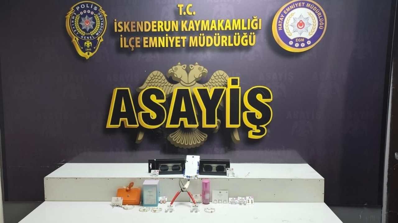 Avm’de Çocuğunun Yanında Hırsızlık Yaptı (1)