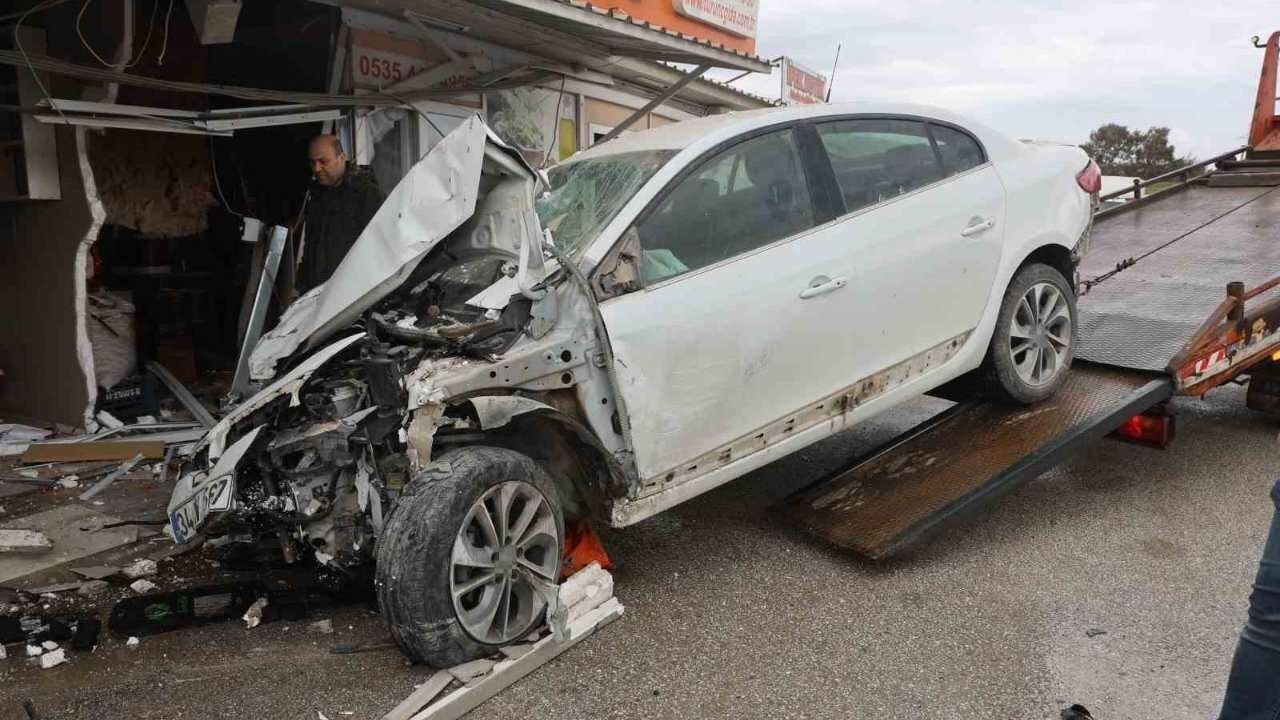 Defne’de Otomobil Iş Yerlerine Daldı (1)