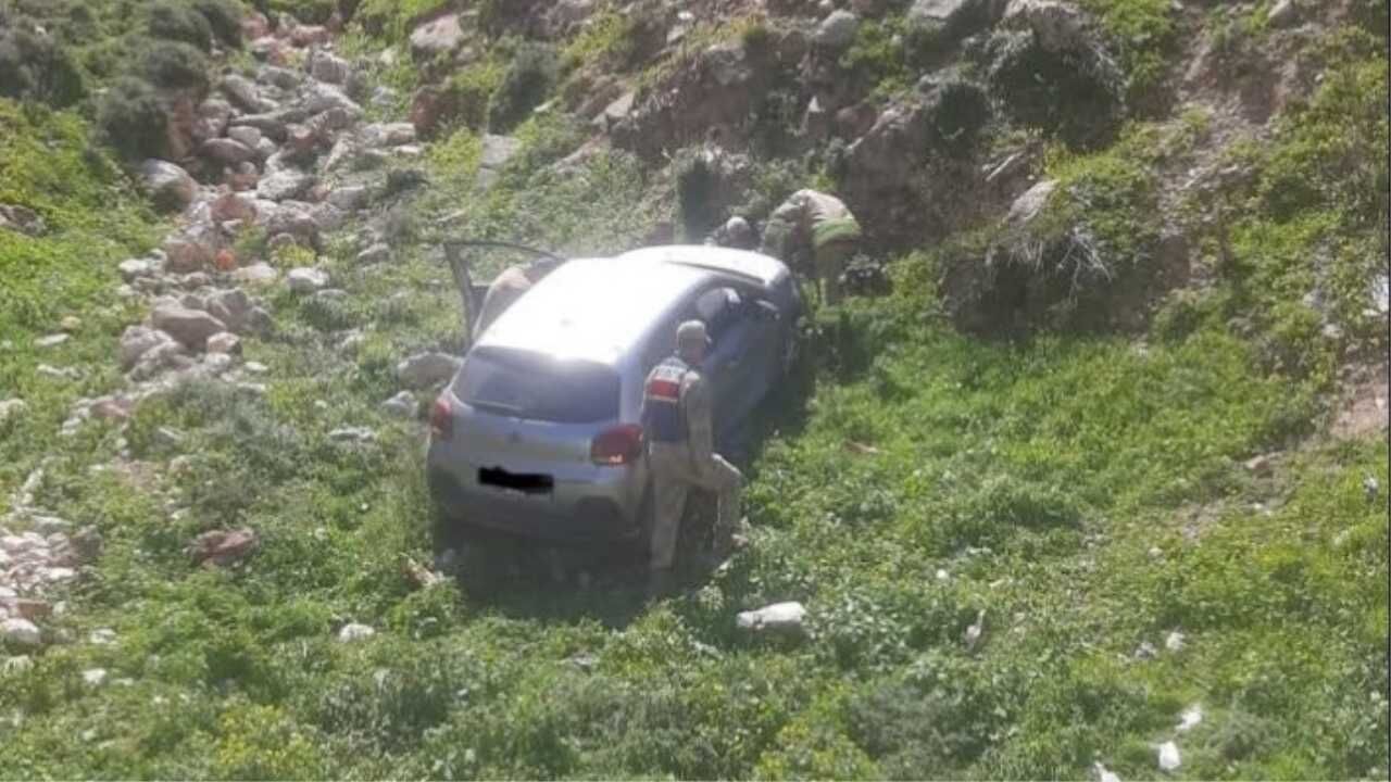 Defne’de Uçurumdan Yuvarlanan Otomobilin Sürücüsü Yaralandı (2)