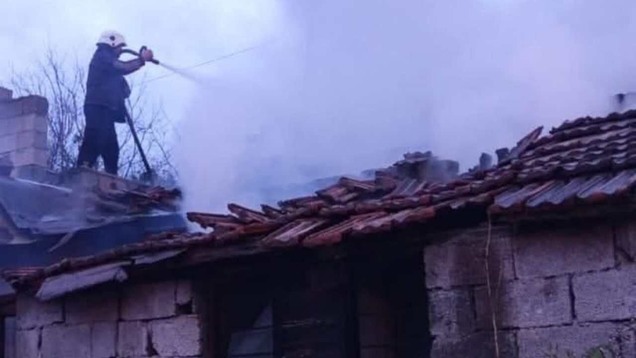 Dörtyol’da Metruk Bina Yangını Söndürüldü (2)