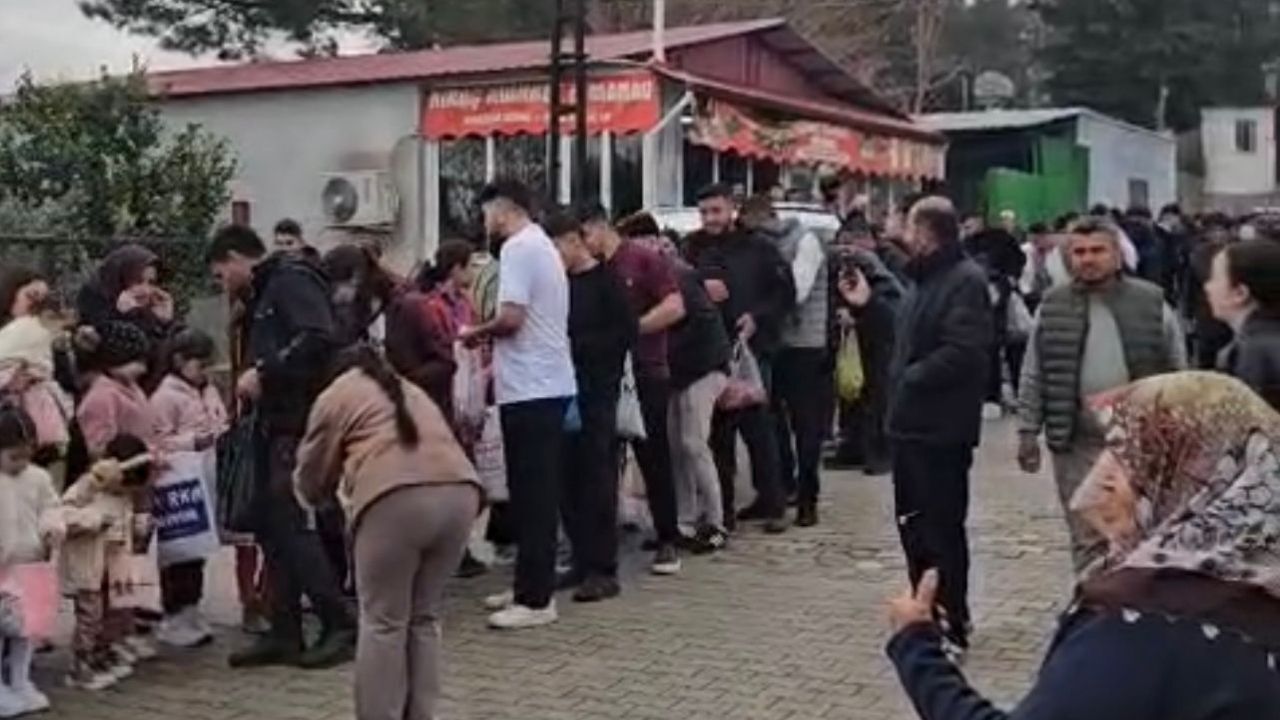 Düziçi’nde Bayram Geleneği Şeker Dağıtımı Sürüyor