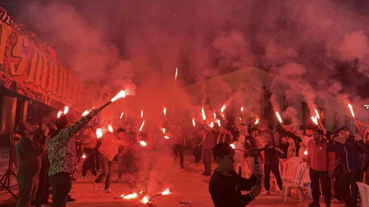 Galatasaray’ın Liverpool Galibiyeti Osmaniye’de Coşkuyla Kutlandı