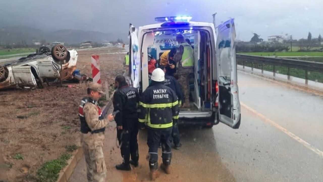 Hassa’da Takla Atan Otomobilde 2 Kişi Yaralandı (2)