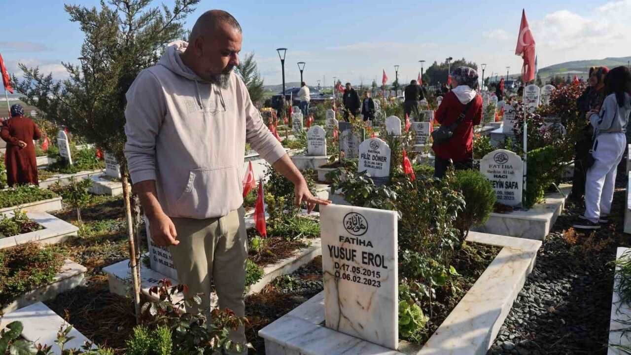 Hatay’da Deprem Şehitliğinde Hüzünlü Bayram (2)-1
