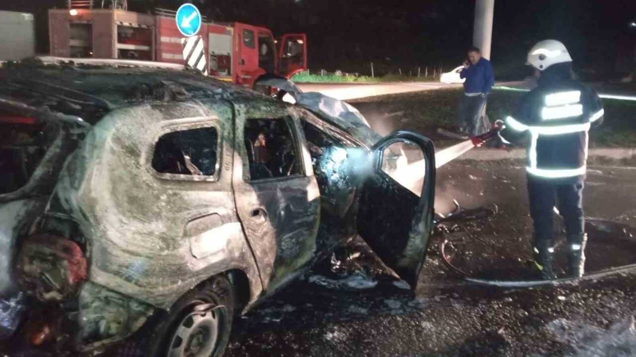 Hatay’da Kaza Yapan Araç Alevlere Teslim Oldu (2)