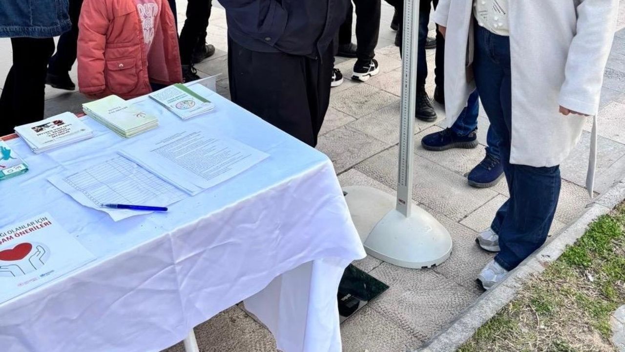 İftar Öncesi Şehitlik Anıtı’nda Hareketlilik Herkes O Standın Başında Toplandı! (2)