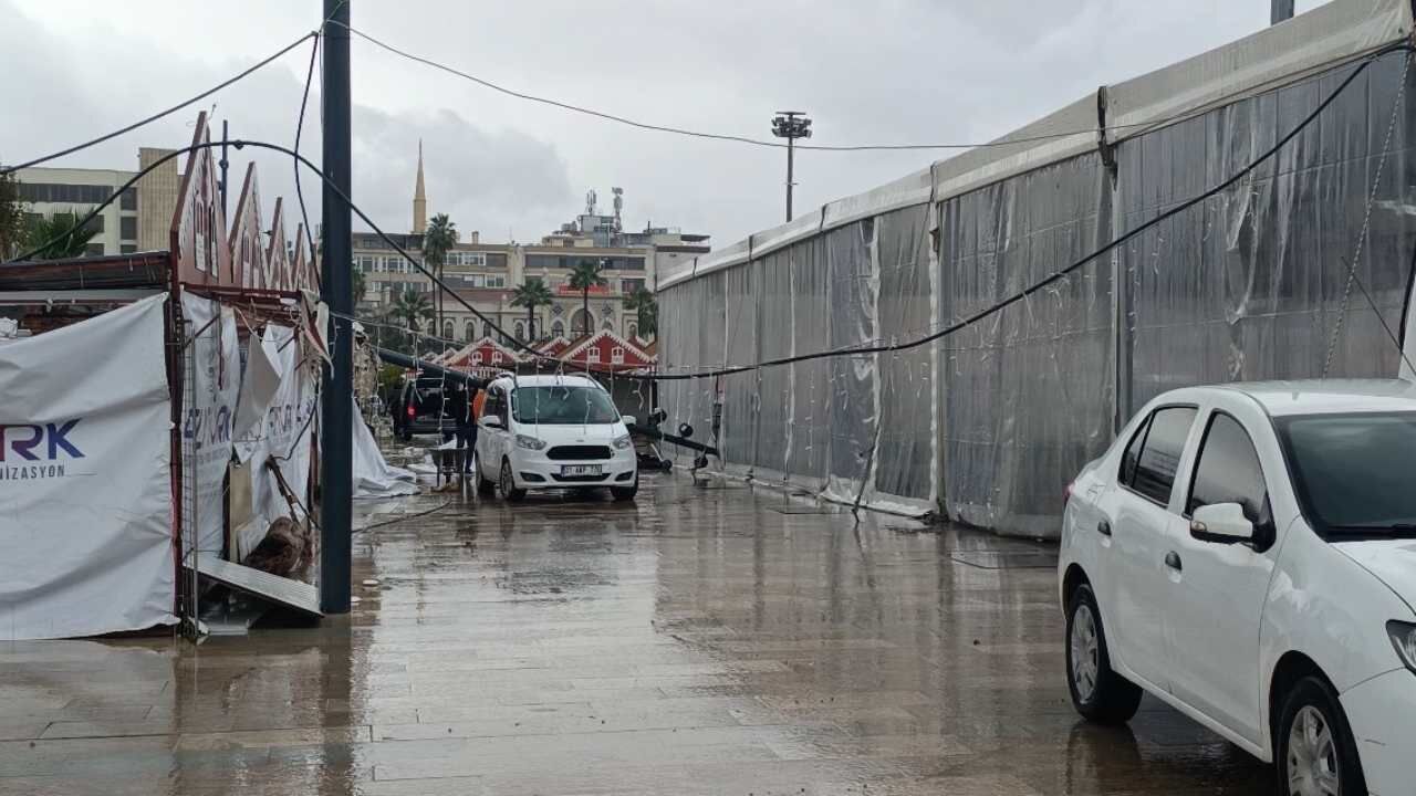 İskenderun’da Fırtına Direkleri Devirdi 2 Araç Hasar Gördü (2)