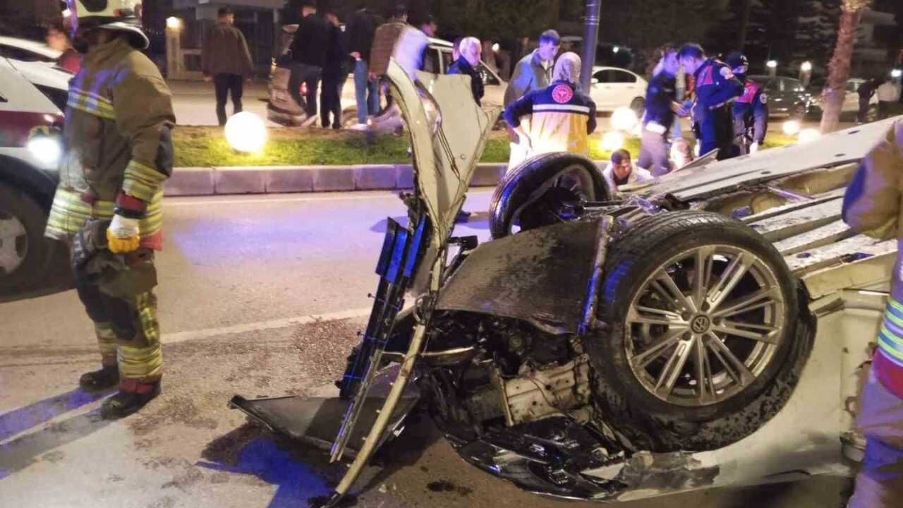 İskenderun’da Motosiklete Çarpan Otomobil Takla Attı 2 Yaralı (1)