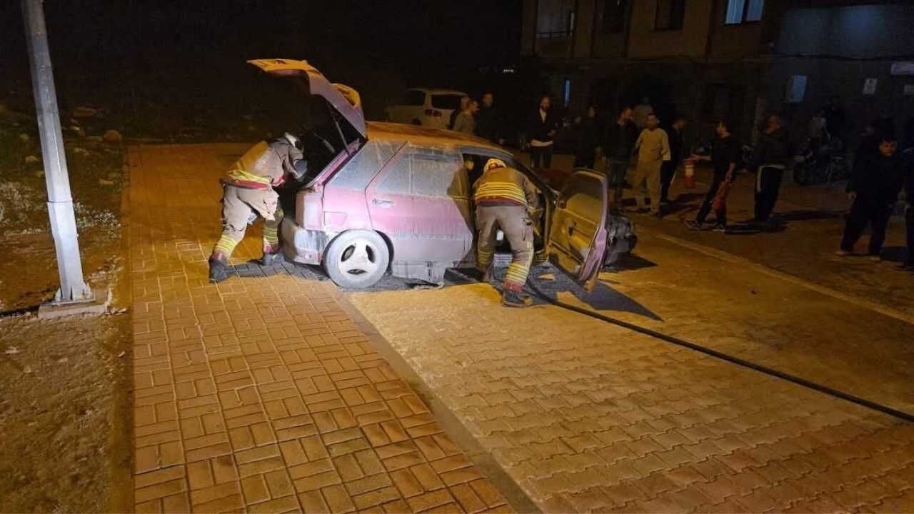 İskenderun’da Seyir Halindeki Otomobil Alev Aldı (2)