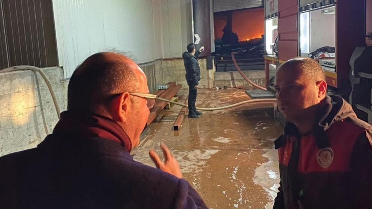 Kadirli'de Dev Tesiste Büyük Yangın! Olay Yerinden İlk Görüntüler Geldi