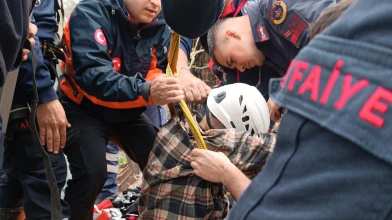 Kadirli’de Nefes Kesen Kurtarma 94 Yaşındaki Yaşlı Adam Su Kuyusundan Sağ Çıkarıldı! (1)