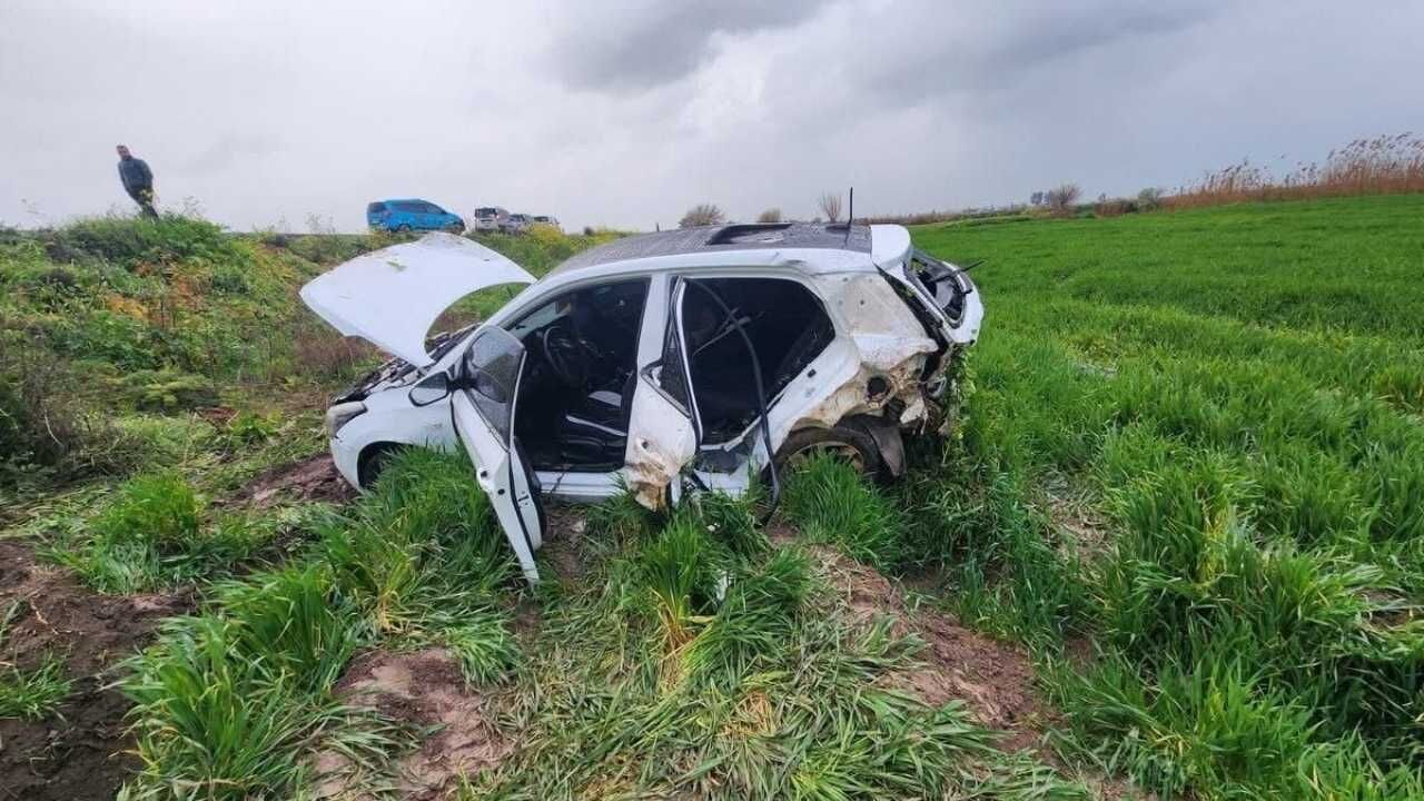 Kırıkhan’da Otomobil Tarlaya Uçtu (2)