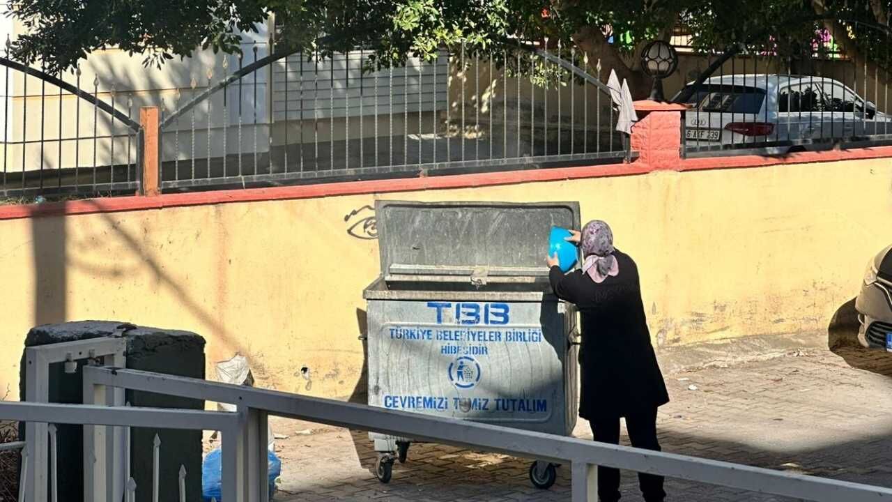 Mahalleli Kadın Konteynır Yangınına Suyla Müdahale Etti (1)