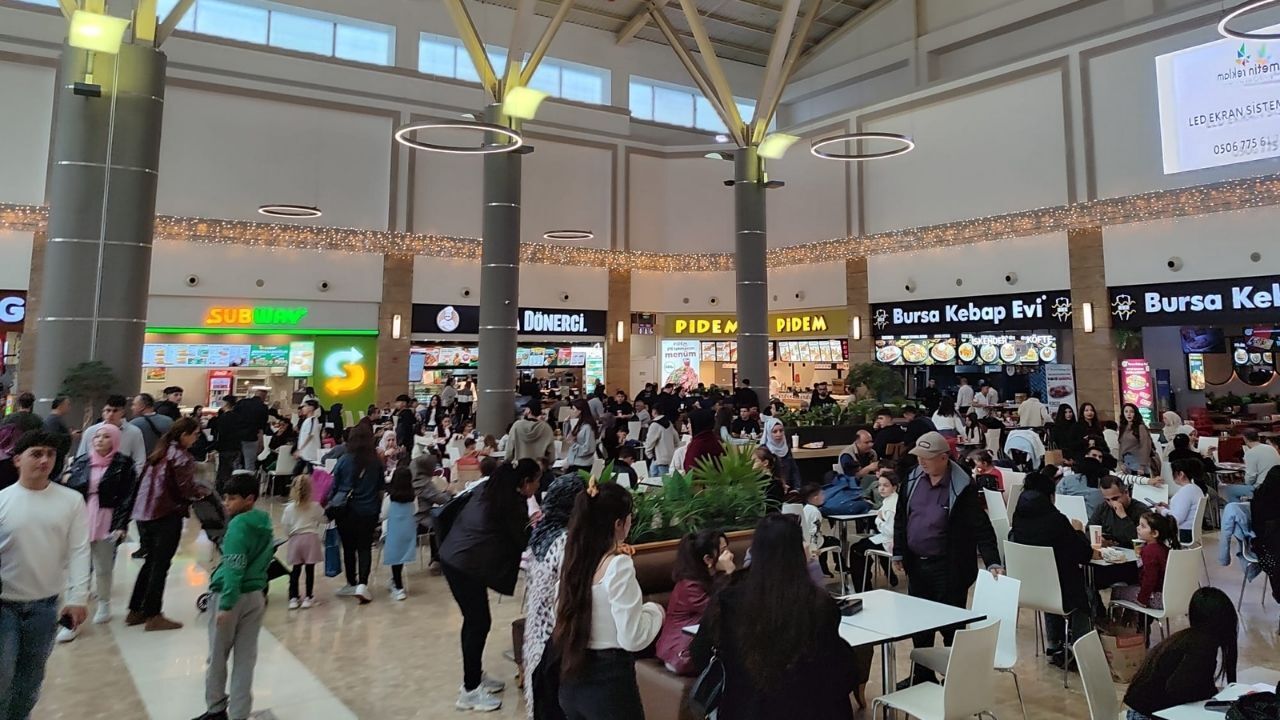 Osmaniye 328 Avm'de Adım Atacak Yer Kalmadı! Bayramın 2. Gününde Rekor Kalabalık (1)