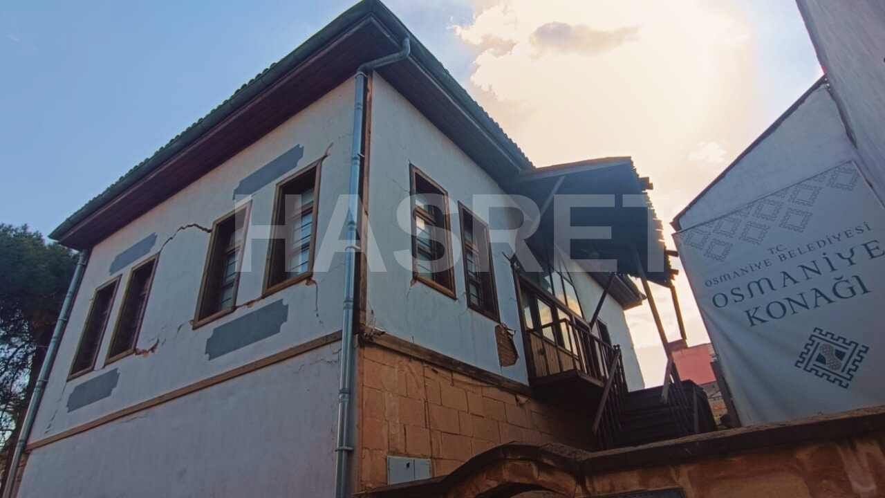 Osmaniye Kültür Konağı 2023 Depremi Sonrası Ağır Hasar Aldı. Vatandaşlar Tarihi Yapının Restore Edilip Yeniden Kültüre Kazandırılmasını Talep Ediyor (3)