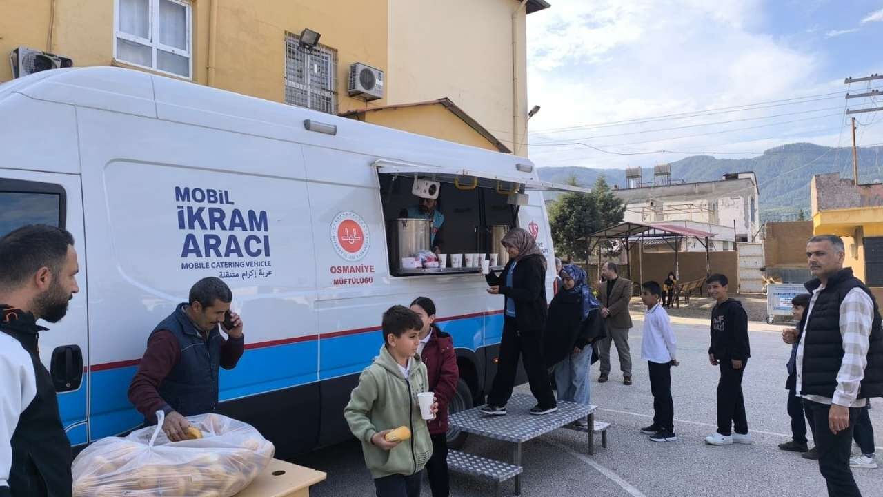 Osmaniye Mehmet Akif Ortaokulu Öğrencilerine Sıcak Çorba İkram Edildi (1)