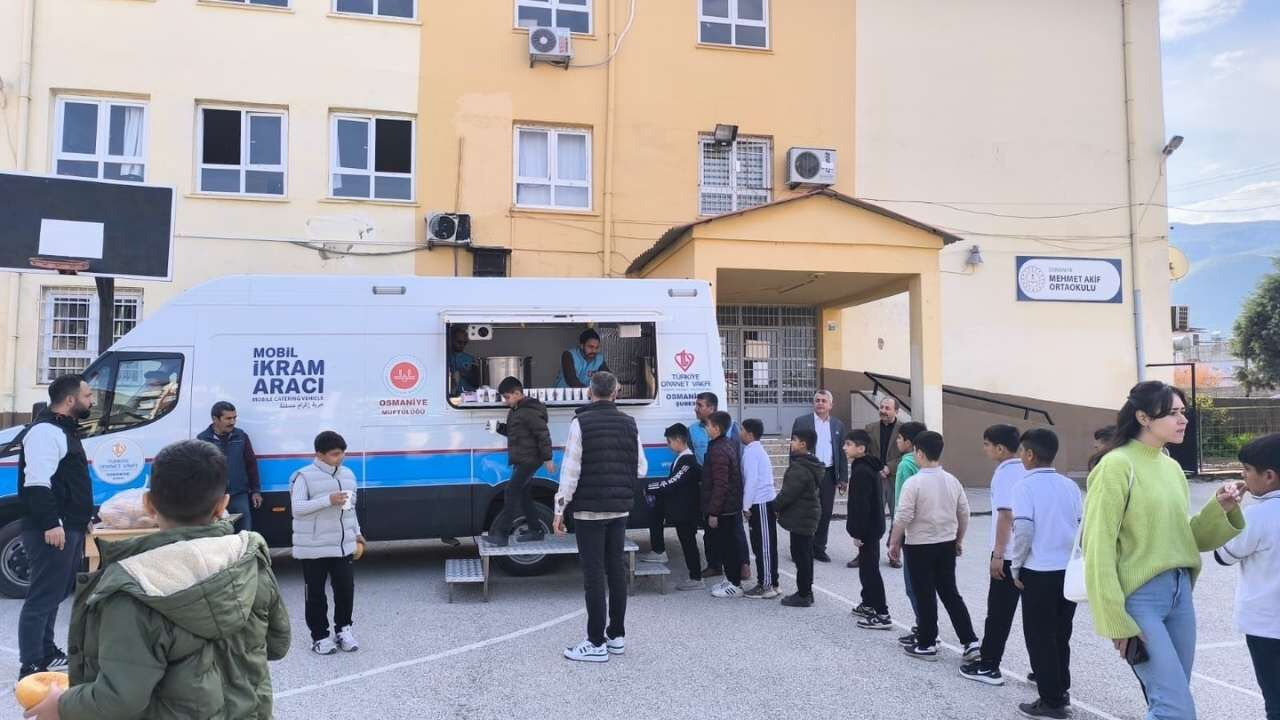 Osmaniye Mehmet Akif Ortaokulu Öğrencilerine Sıcak Çorba İkram Edildi