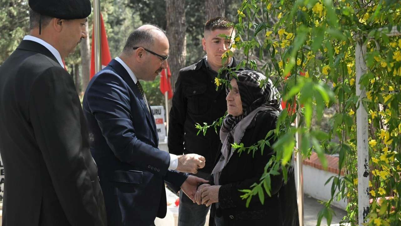 Osmaniye’de 18 Mart Gururu Vali Serdengeçti Şehitlikte Manevi Huzura Çıktı (1)