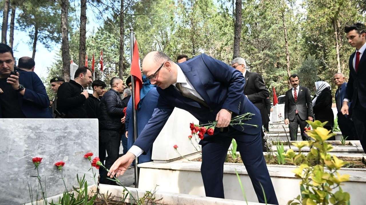 Osmaniye’de 18 Mart Gururu Vali Serdengeçti Şehitlikte Manevi Huzura Çıktı (2)