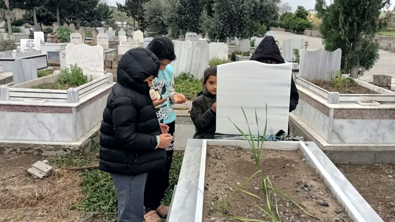 Osmaniye’de Bayram Mesaisi Kabristanlarda Başladı! Sabahın Erken Saatlerinde Akın Ettiler