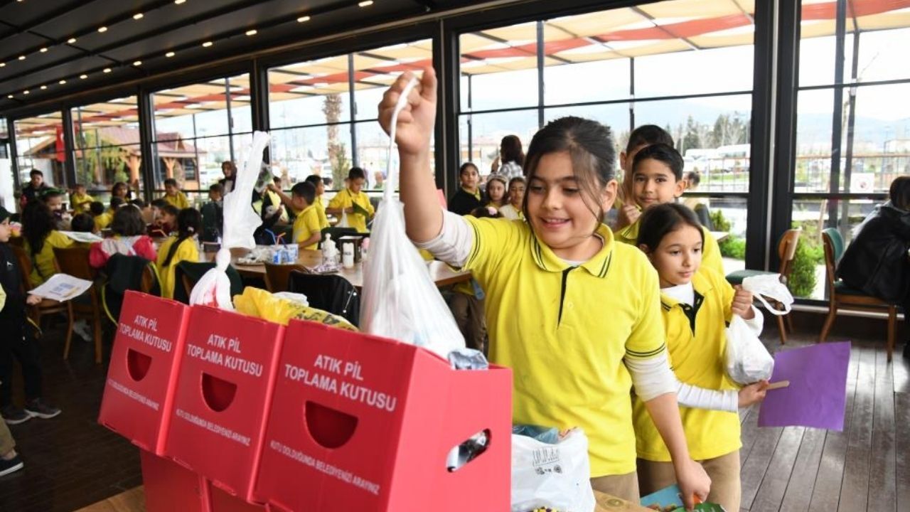 Osmaniye’de Çevre Seferberliği 5 Bin Atık Pil Toplayan Öğrencilere Pizza Ödülü! (2)