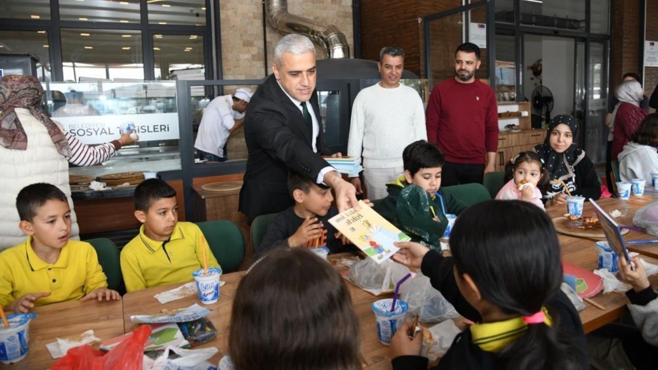 Osmaniye’de Çevre Seferberliği 5 Bin Atık Pil Toplayan Öğrencilere Pizza Ödülü!