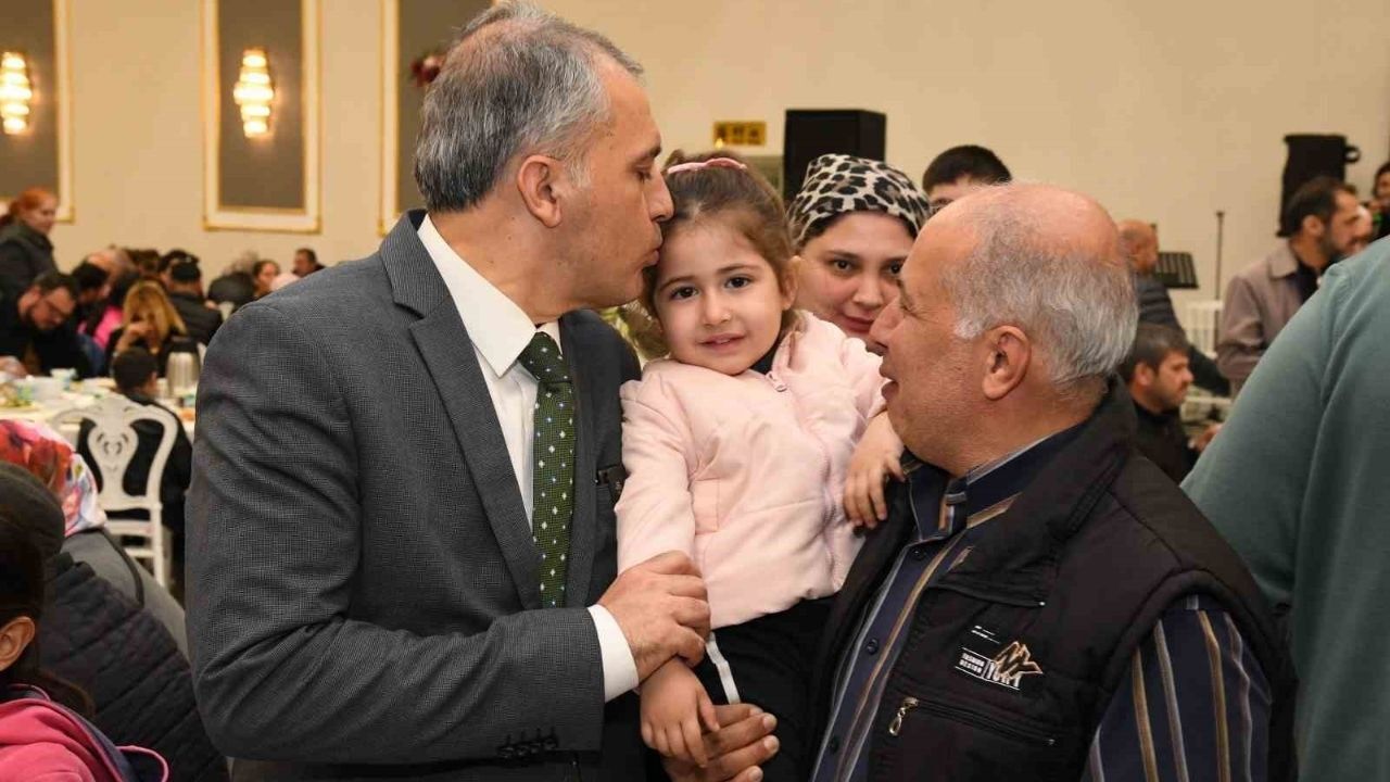 Osmaniye’de İftar Değil, Gönül Sofrası Başkan Çenet Masaları Tek Tek Gezdi! (1)