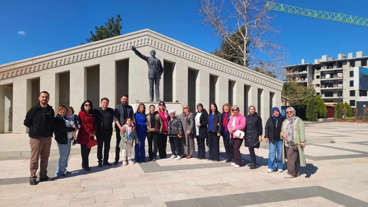 Osmaniye'de Kadınlar 8 Mart'ta Atatürk Anıtı'na Karanfil Bıraktı. Haklarını Savunan Kadınlar Eşitlik Çağrısı Yaparak Kadın Cinayetlerine Tepki Gösterdi (2)