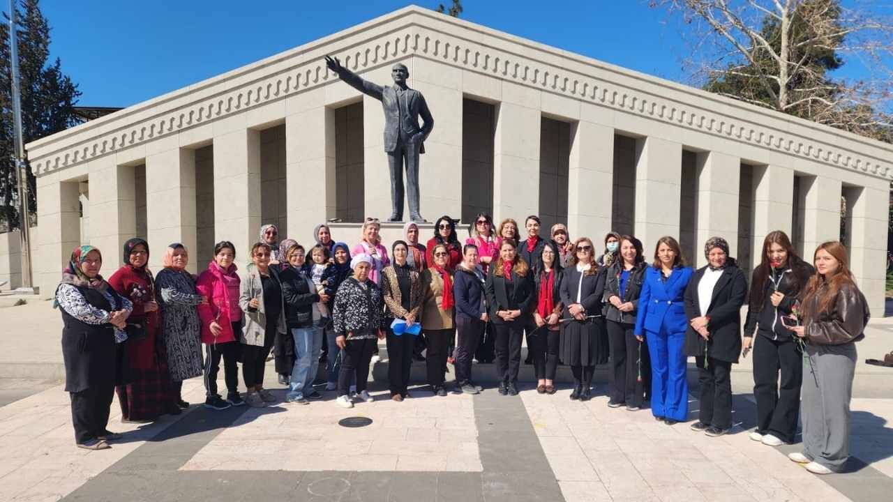 Osmaniye'de Kadınlar 8 Mart'ta Atatürk Anıtı'na Karanfil Bıraktı. Haklarını Savunan Kadınlar Eşitlik Çağrısı Yaparak Kadın Cinayetlerine Tepki Gösterdi (3)