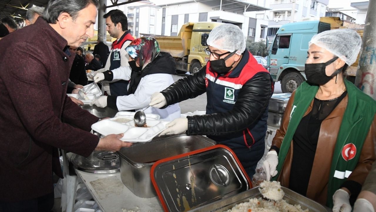 Osmaniye’de Mahalle İftarında Binlerce Kişi Aynı Sofrada Buluştu