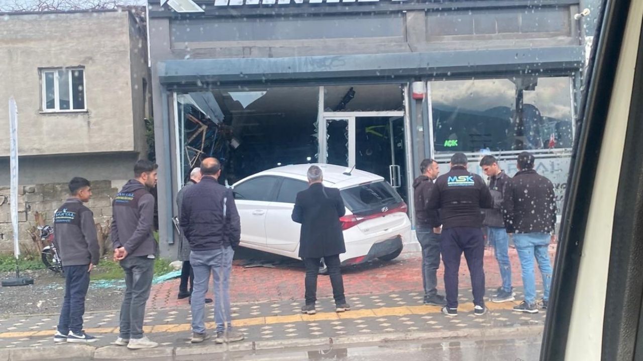 Osmaniye’de Otomobil Bisiklet Dükkanına Daldı (1)