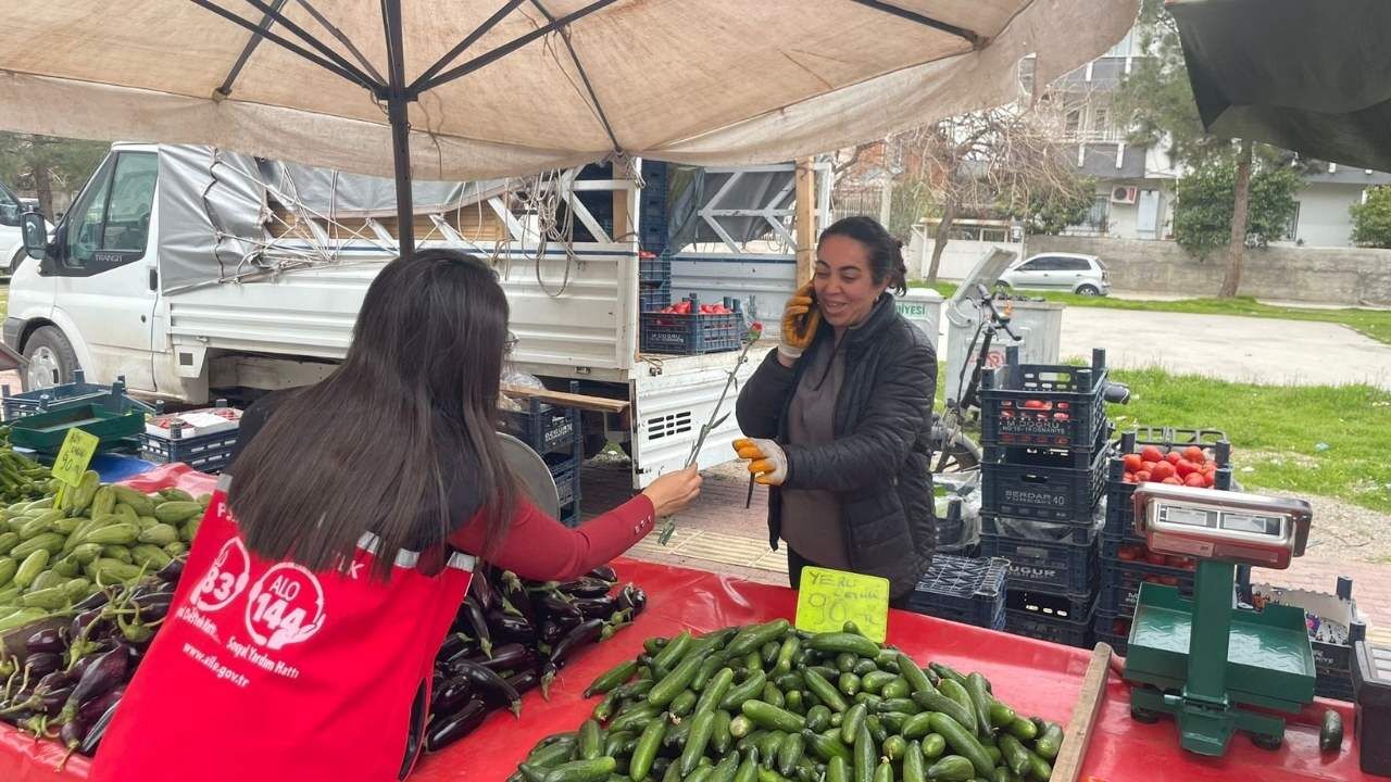 Osmaniye’de Pazarın Emekçi Kadınlarına Karanfilli Kutlama (1)