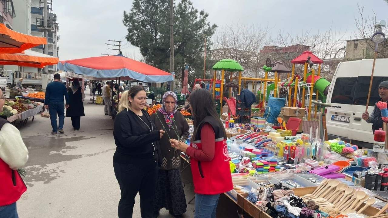 Osmaniye’de Pazarın Emekçi Kadınlarına Karanfilli Kutlama